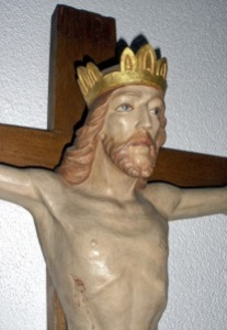 Am Kreuz hängender Christkönig