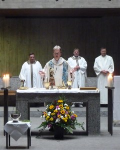 Dankgottesdienst für Pfarrvikar Andreas Krehbiel. Neben Herrn Krehbiel Msgr. Martin Cambensy, Pfarrer Tobias Hartmann und Gemeindereferent Martin Stetter