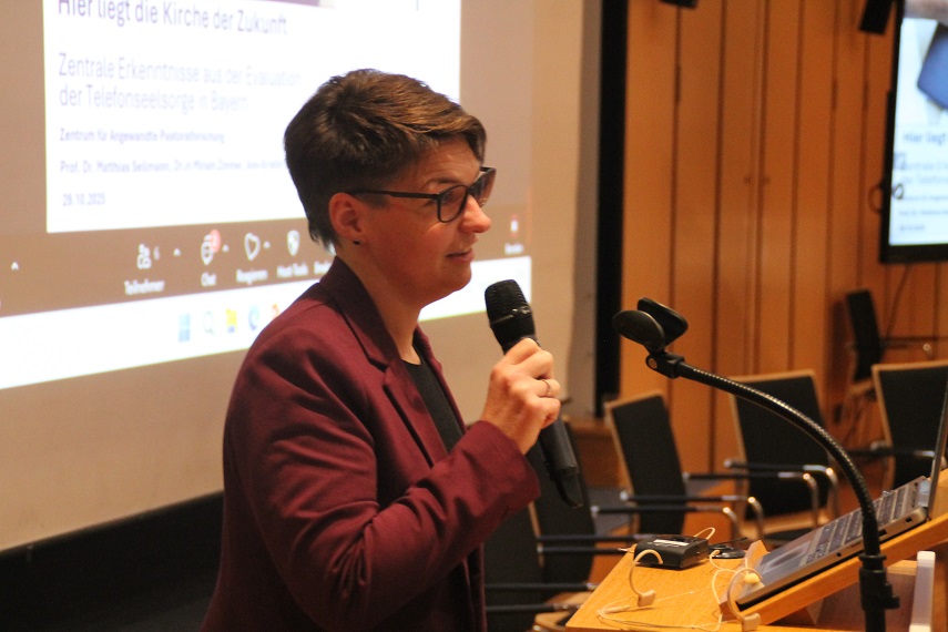 Dr.in Miriam Zimmer stellt die Ergebnisse der Bayernstudie vor.