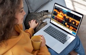 Frau mit Adventsbegleiter