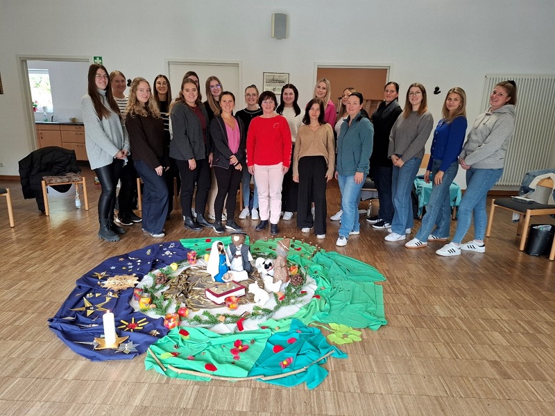 Teilnehmende aus den Kitas des Verbunds mit Frau Eder