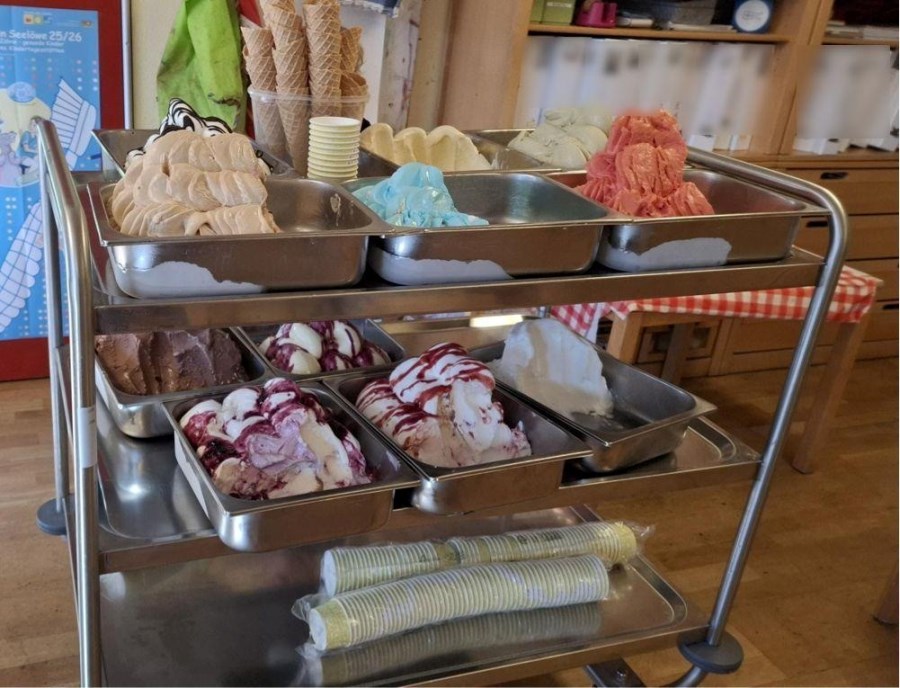 Die Eisdiele spendet uns leckeres Eis