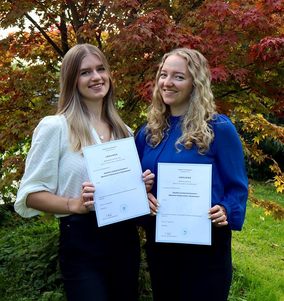 Unsere Auszubildenden Anna-Lena Rechenmacher und Emma Sengstock schlossen ihre Ausbildung mit Auszeichnung ab.