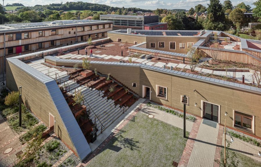 Draufsicht auf die Dachterrassen des Lehmbaus auf dem Campus Traunstein