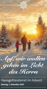 Eine Person mit zwei Kindern geht auf einem schneebedeckten Weg in einem Wald in Richtung des Sonnenuntergangs