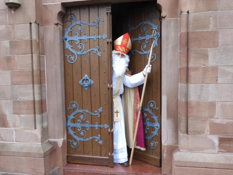 Nikolaus schaut aus der Kirchentür