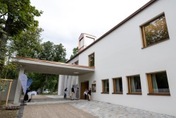 Haus am Ostfriedhof, Hausfront