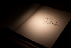 Haus am Ostfriedhof, Buch: Wir gedenken