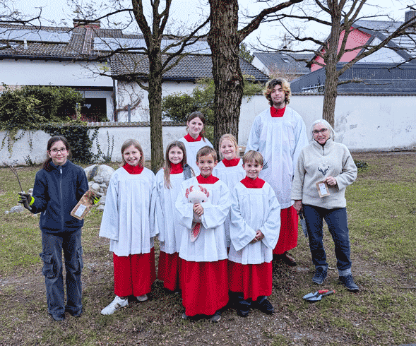 Mnis beim Krokuse pflanzen mit der AG Nachhaltigkeit