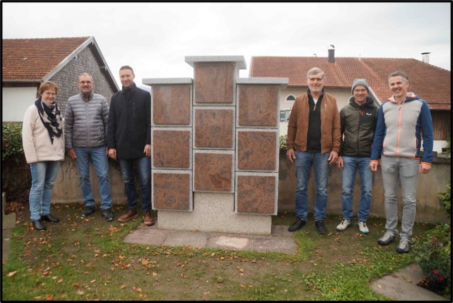 KV und PGR vor Urnenstele