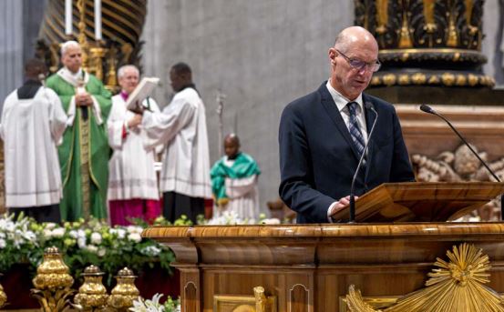 Armin Schalk liest deutsche Fürbitte bei Papstmesse