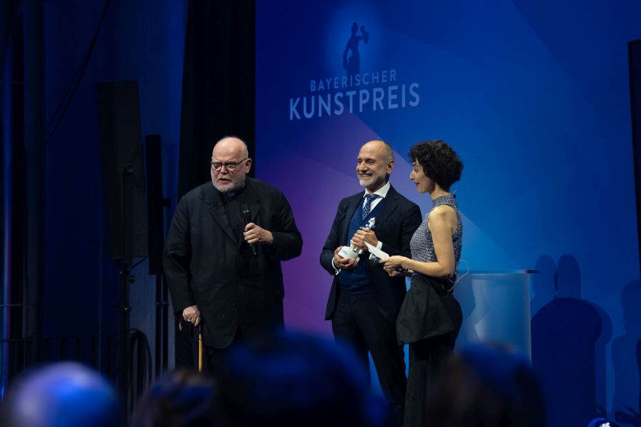 Kardinal Reinhard Marx (links) hält die Laudatio auf Christoph Kürzeder bei der Verleihung des Bayerischen Kunstpreises.