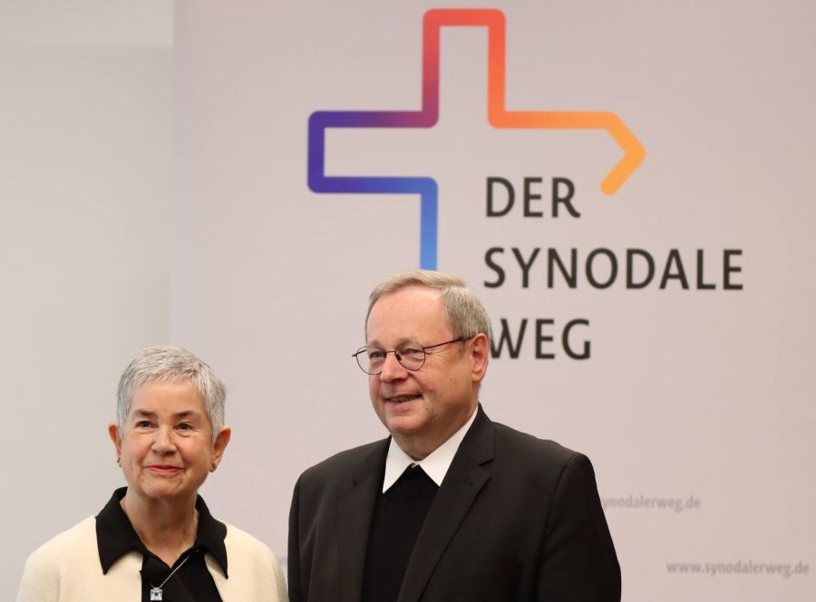 Imre Stetter-Karp (links) und Bischof Georg Bätzing vor dem Logo des Synodalen Wegs auf der Sitzung des Synodalen Ausschusses In Fulda