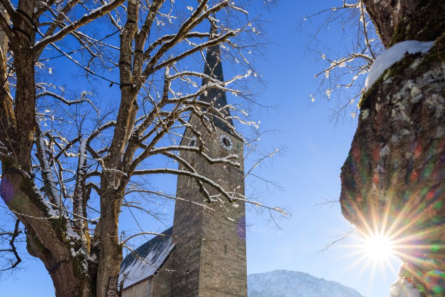 Kirche St. Valentin in Ruhpolding im Schnee