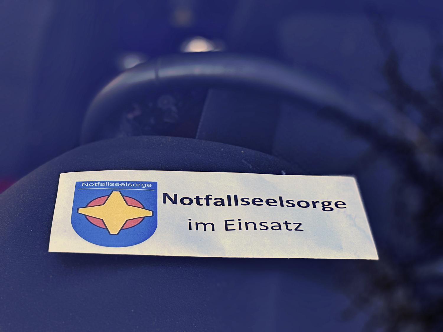 Notfallseelsorge im Einsatz, Hintergrund blaulichtgefärbtes Dunkel