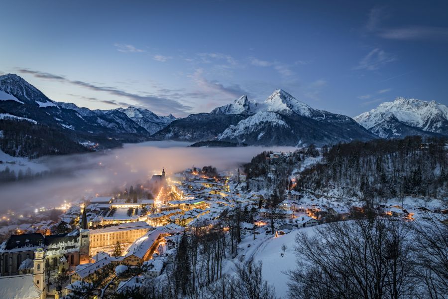 Berchtesgaden im Abendlicht vor Bergkulisse