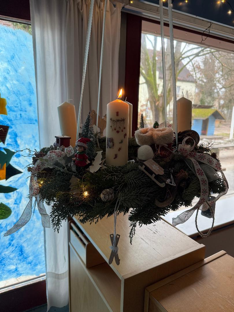 Adventskranz 1. Kerze leuchtet