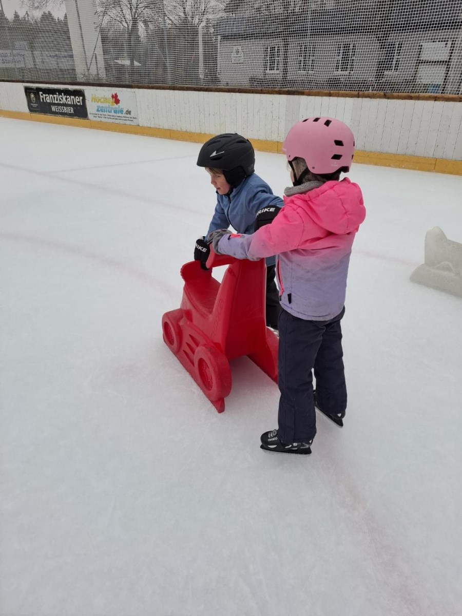 Kinder auf Eisbahn