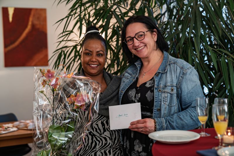 Frau Beraki wird von Frau Baranyi für 10 Jahre Betriebszugehörigkeit geehrt