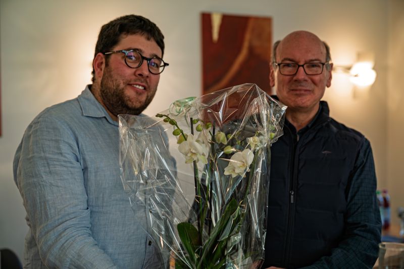 Herr Breitsameter wird von Herrn Stoeber für 10 Jahre Betriebszugehörigkeit geehrt