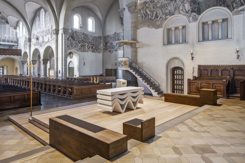 Neuer Altarraum von schräg hinten