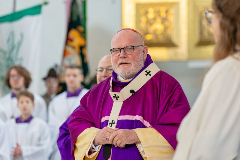 Reinhard Kardinal Marx spricht zu den Gottesdienstbesuchern