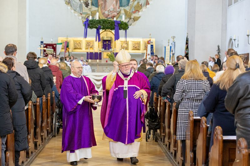Kardinal Marx segnet die Gottesdienstbesucher