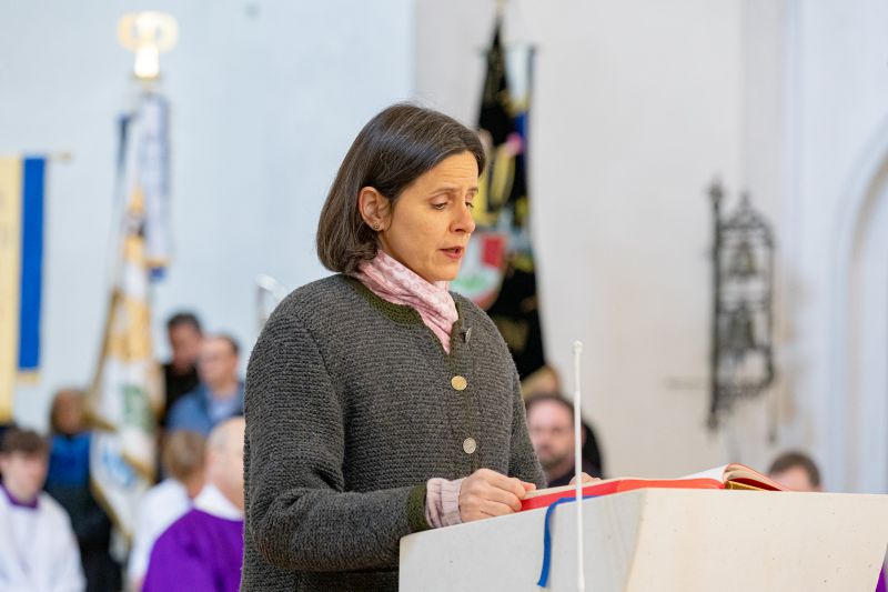 Judith Eder liest die zweite Lesung vom neuen Ambo