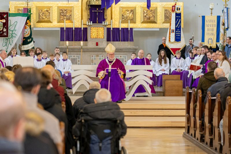 Kardinal Marx predigt vor dem neuen Altar
