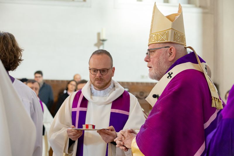 Pfarrer Emslander bringt Kardinal Marx die Reliquie des heiligen Korbinian