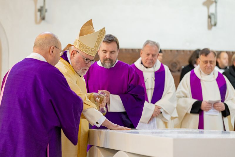 Kardinal Marx salbt den neuen Altar mit Chrisam
