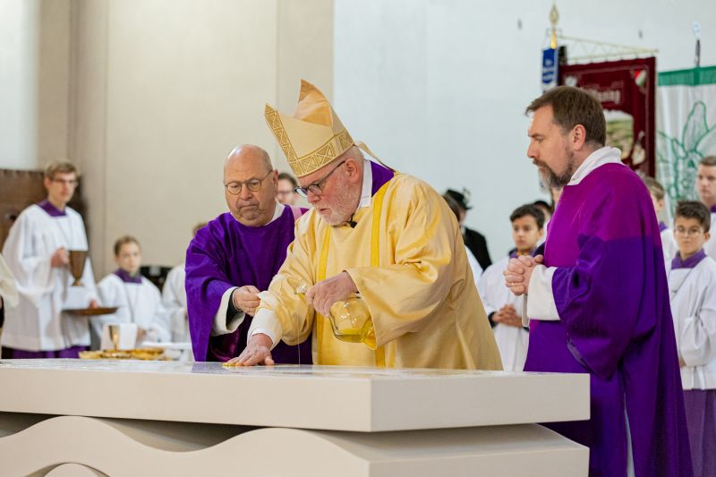 Kardinal Marx salbt den neuen Altar mit Chrisam