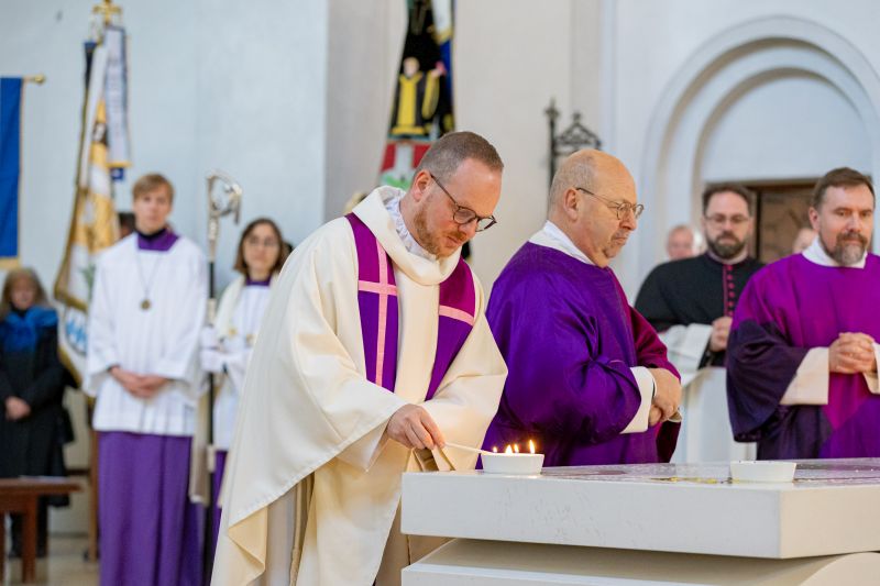 Pfarrer Emslander entzündet Weihrauch auf dem neuen Altar