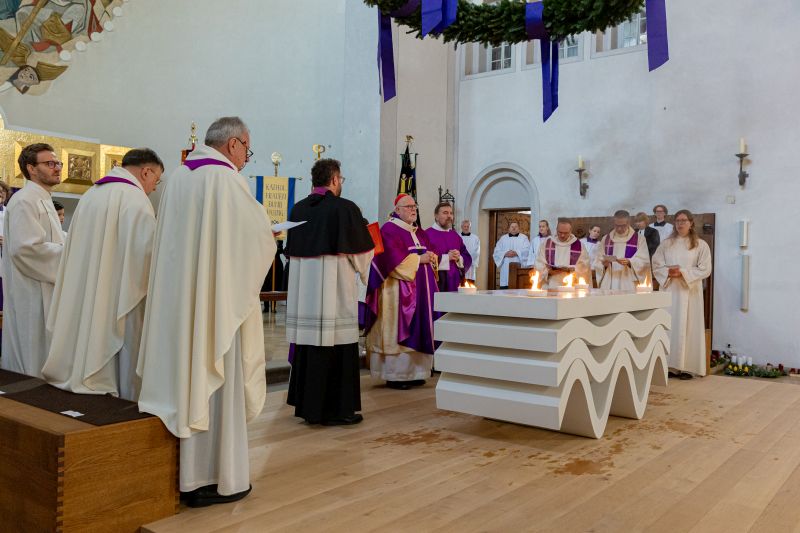 Brennender Weihrauch auf dem neuen Altar