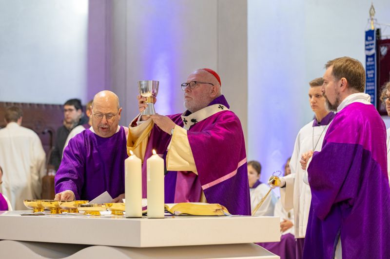 Kardinal Marx bei der Feier der Eucharistie auf dem neuen Altar