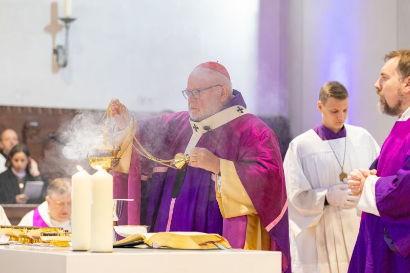 Kardinal Marx mit Weihrauch am neuen Altar