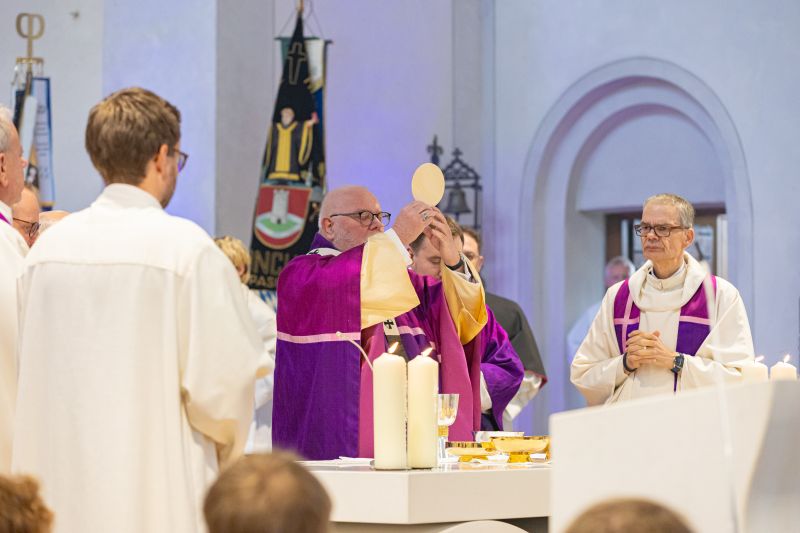 Kardinal Marx bei der Wandlung am neuen Altar