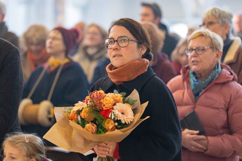 Künstlerin Susanne Wagner mit Blumen zum Dank
