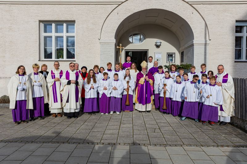 Gruppenfoto des gesamten liturgischen Dienstes vor dem Pfarrhaus