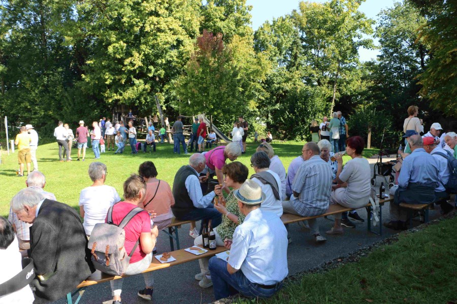 Brotzeit im Schatten