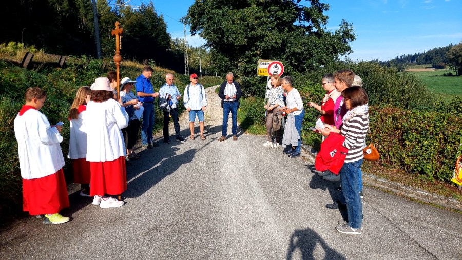 Wallfahrer aus Kleinberghofen auf dem Weg