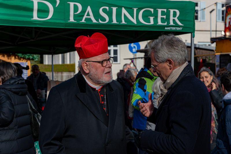 Kardinal Marx im Gespräch mit Johann Christian Hach, dem Kirchenpfleger von St. Hildegard