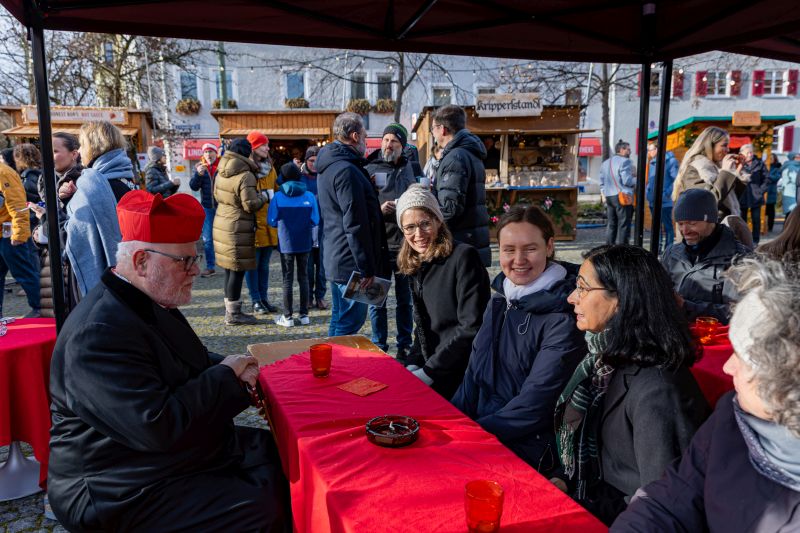 Kardinal Marx im Gespräch mit Besuchern der Atlarweihe