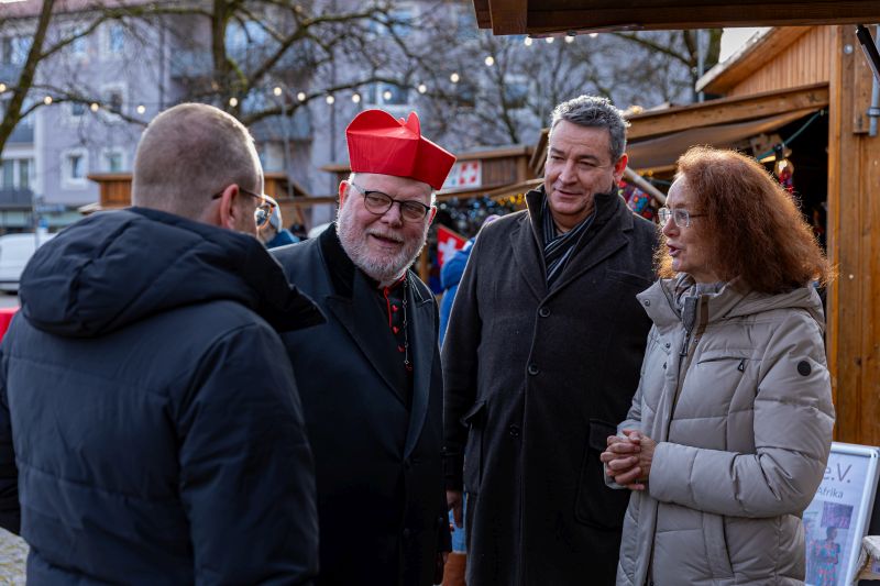 Kardinal Marx im Gespräch mit Verantwortlichen des Pasinger Christkindlmarktes