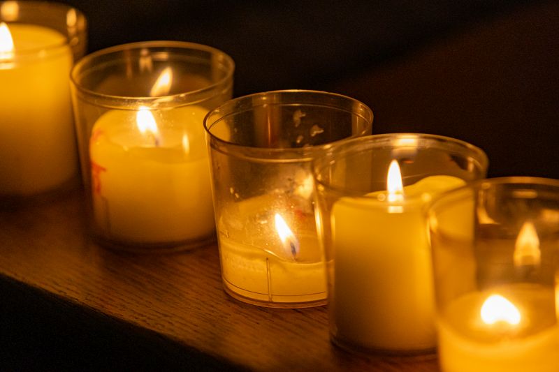 Kerzen auf einer Kirchenbank