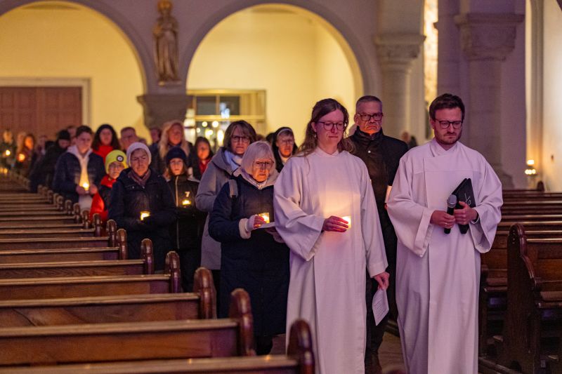 Lichterprozession zum Altar