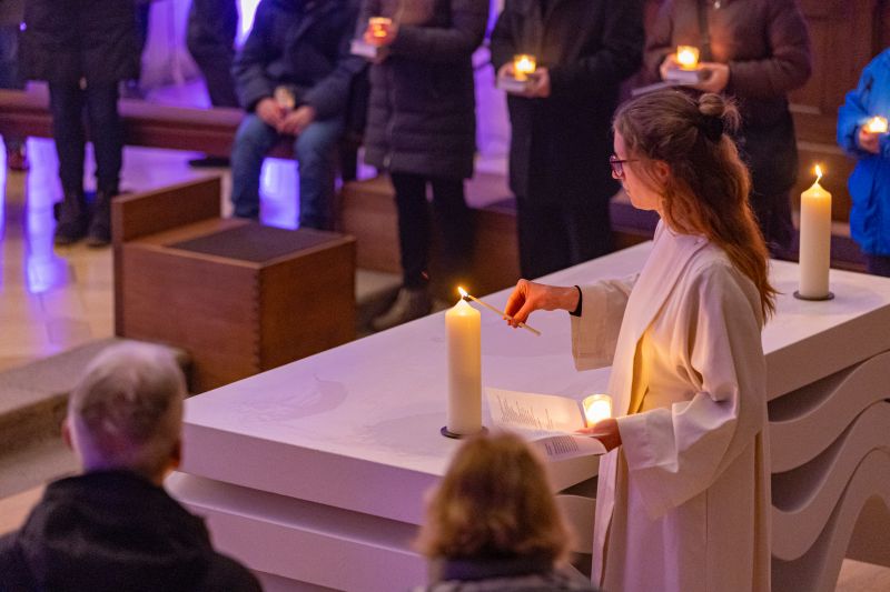 Agnes Huber entzündet die Altarkerzen