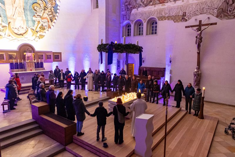 Betende Gottesdienstbesucher im den neuen Altar