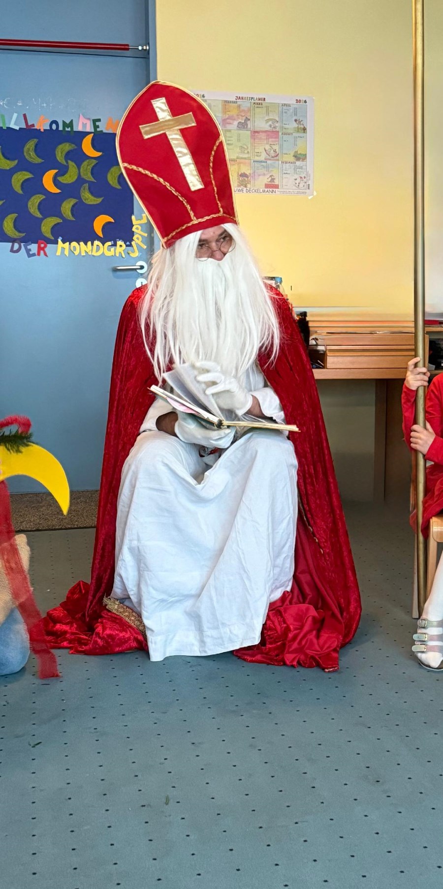 Nikolaus liest aus dem Buch vor