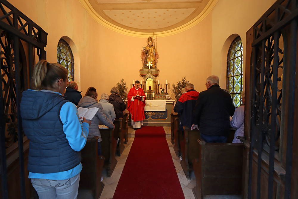 Andacht an der Emmeramskapelle in Feldkirchen